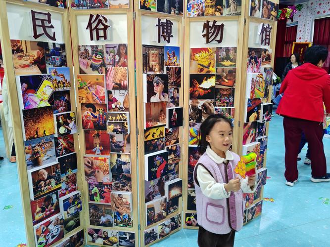 三岁孩子家庭博物馆自己摆放藏品场景