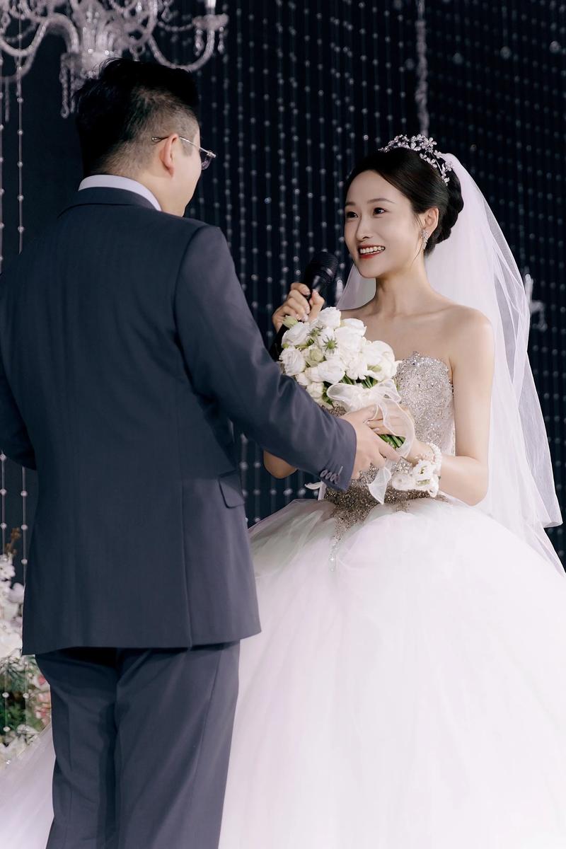 新娘在婚纱店试穿抹胸婚纱对镜拍照