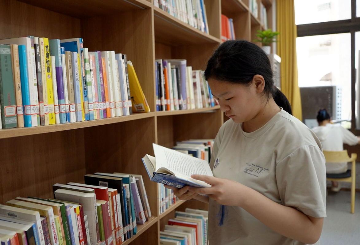 大学图书馆查阅专业书籍的学生