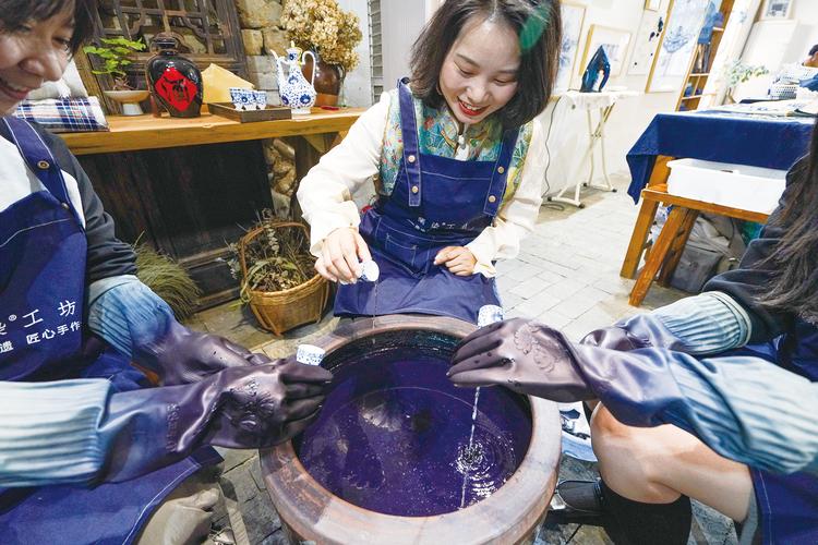 手工蓝染匠人改良发酵翻缸现场
