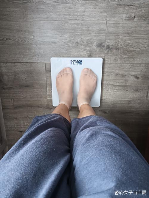 女生早上赤脚站在体重秤上发呆