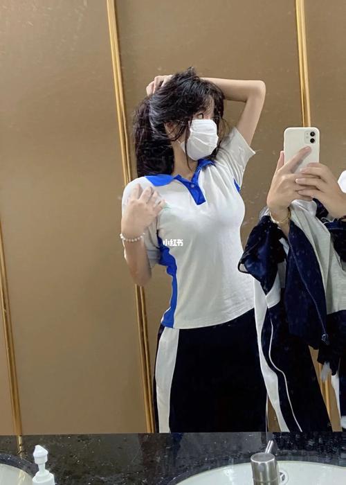 青春期女生对着镜子扯紧身校服领口