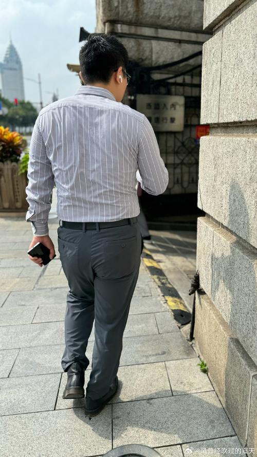 二三线城市律所门口等候咨询的中年男子背影