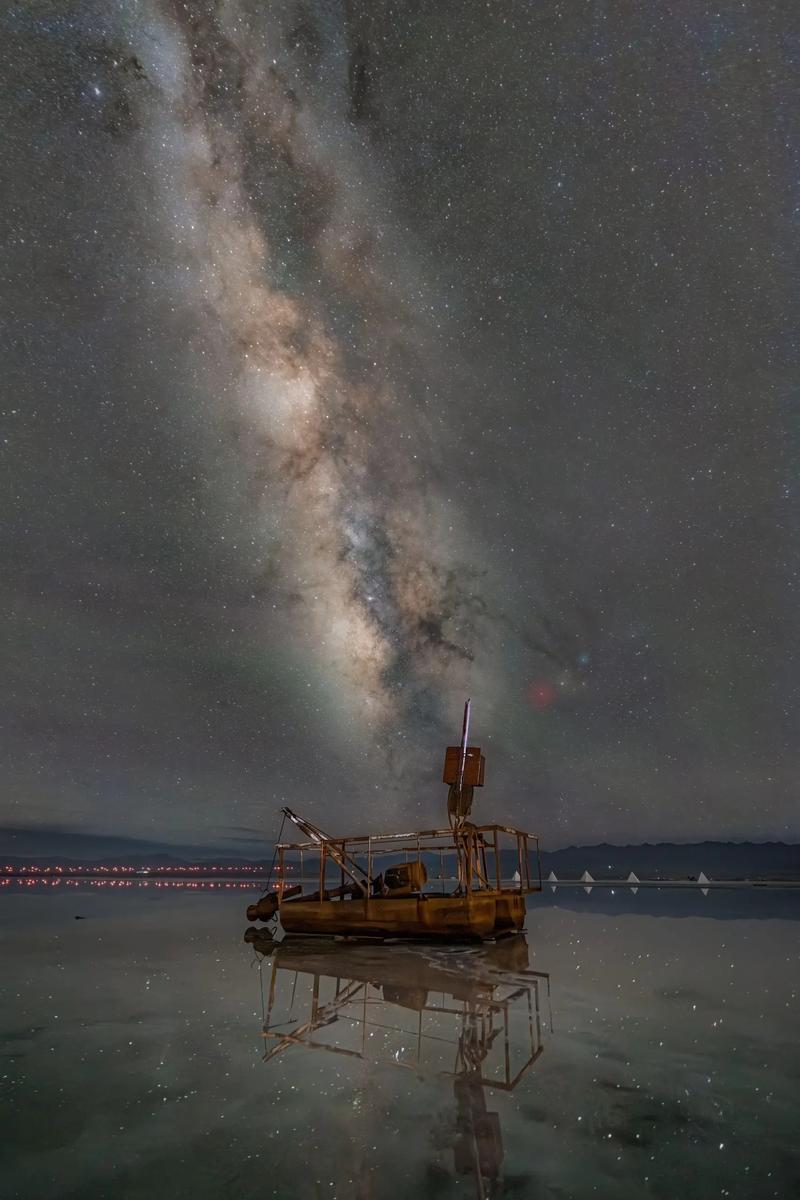 夏季青海湖边银河拱桥实拍,茶卡盐湖星空倒影