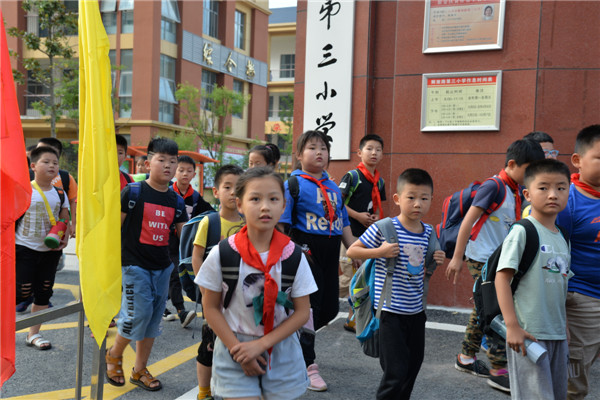 小学家长志愿者校门口值日图