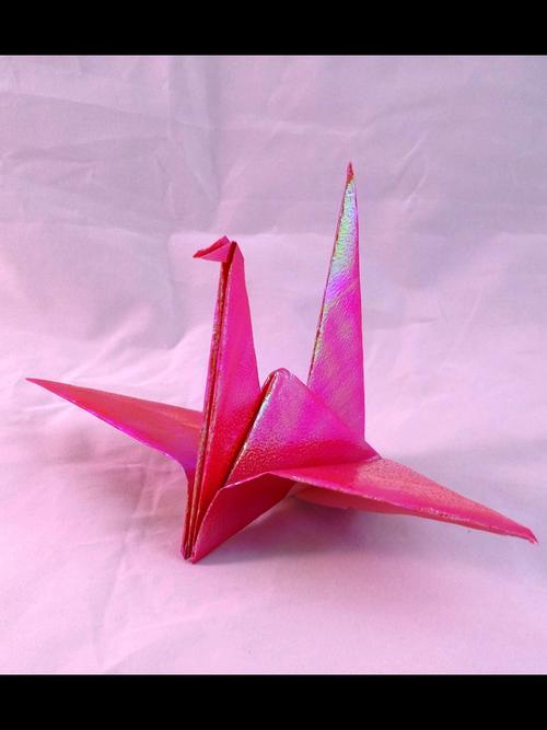 小学手工课学生折千纸鹤皱纸作品