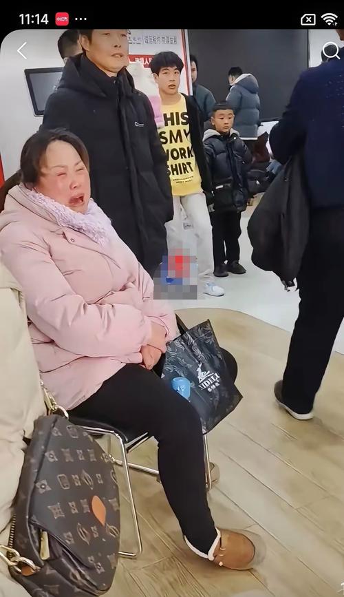 法院门口中年阿姨哭泣街拍