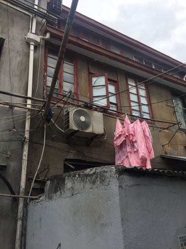 长沙西长街老居民楼单元门旁露天卤缸冒气泡特写