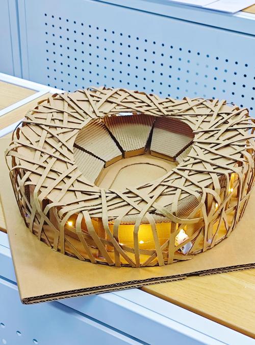 小学生在创客空间设计3D打印鸟窝模型