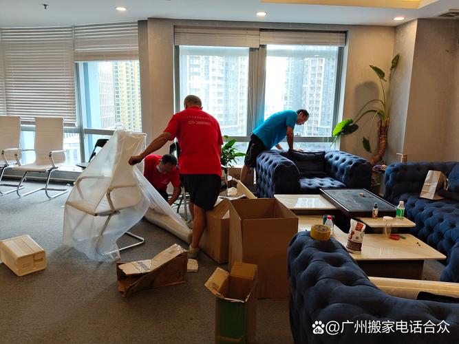 忙碌的年轻夫妇在新家焦急等待家具送货