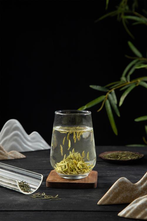 玻璃杯中清澈的松针茶