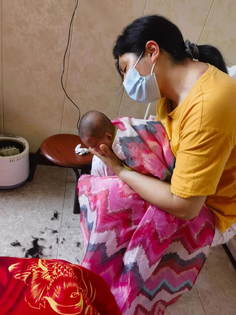 奶睡状态下妈妈给宝宝剪胎毛场景