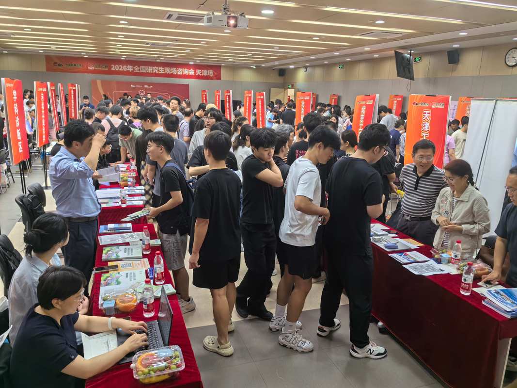 人才引进招聘会现场硕士生咨询