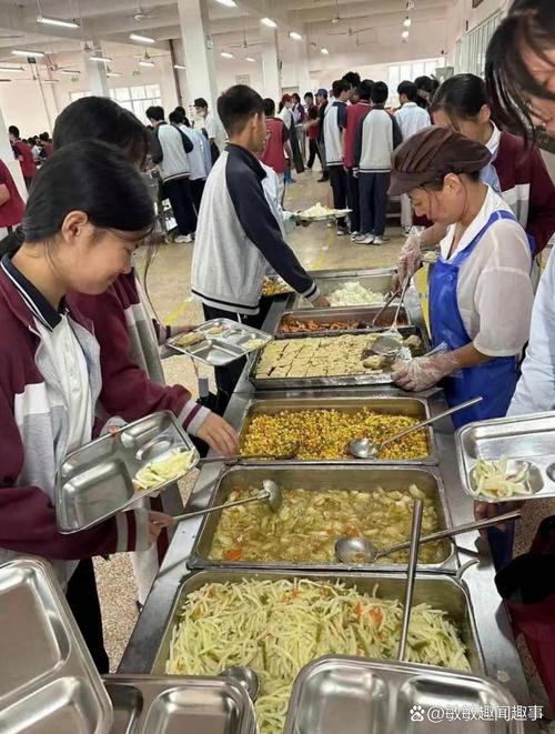 城市公立初中标准化学生食堂午餐场景