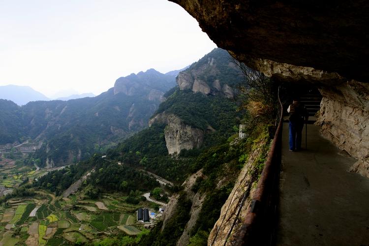 南漳雁荡山半山腰凉风洞洞口景观