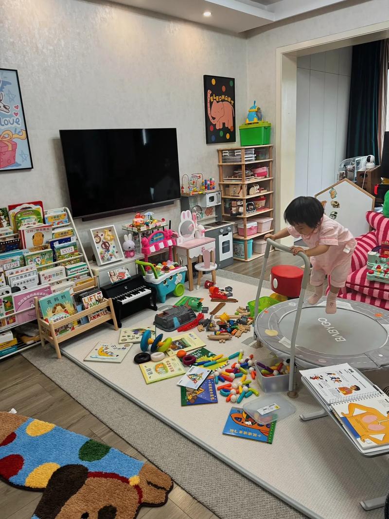 家长焦虑地看着孩子在客厅玩黏土 背景是空书包