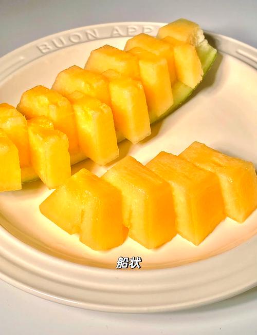木质餐桌上切好的哈密瓜平行四边形块