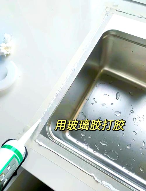 家装厨卫台盆打密封胶操作实拍图