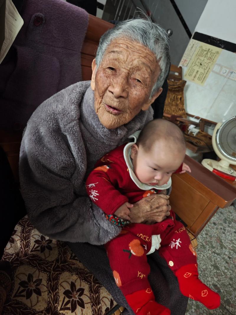 奶奶慈爱地抱着孙子在阳光下微笑