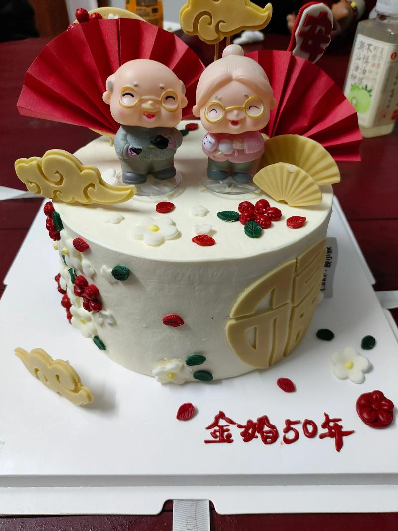 金婚老人切婚礼蛋糕满脸笑容
