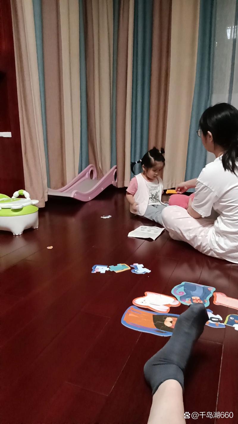 职场妈妈下班瘫在沙发和孩子玩影子游戏