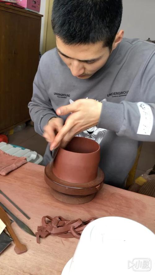 江苏宜兴紫砂艺人全手工拍身筒场景