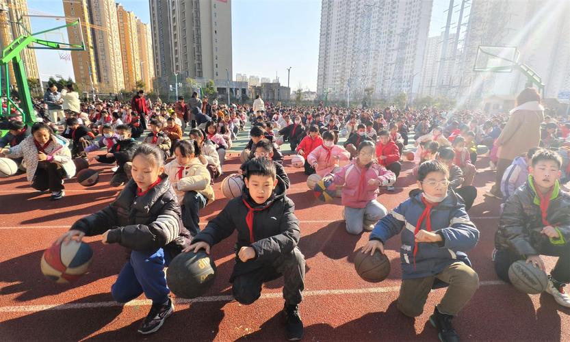 小学操场课后服务孩子自由活动场景