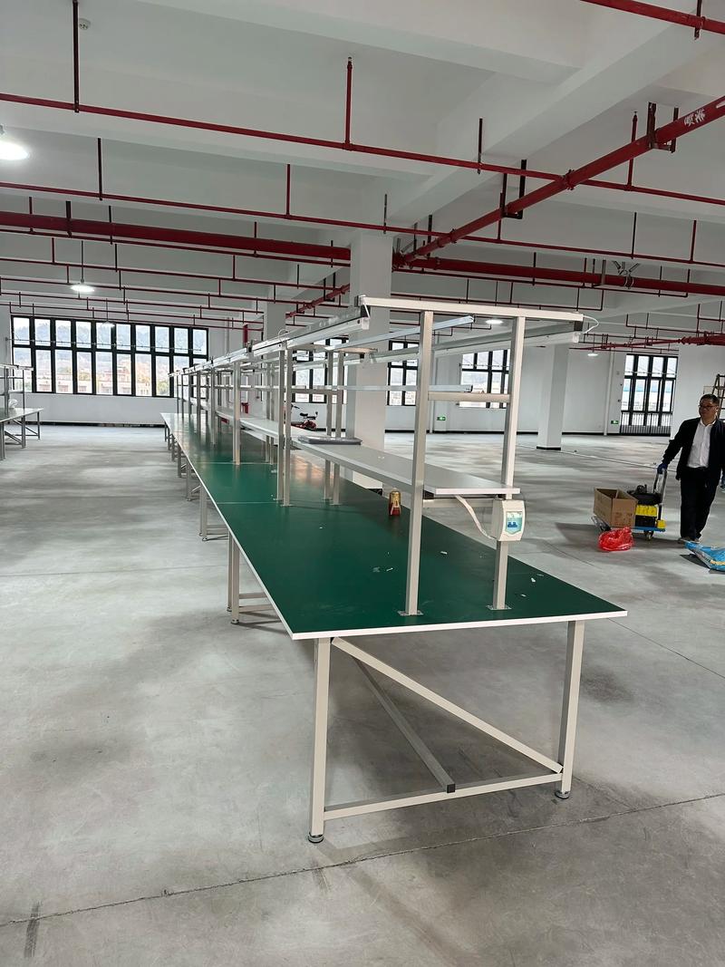 装配流水线厂家的工程师在调试防静电工作台