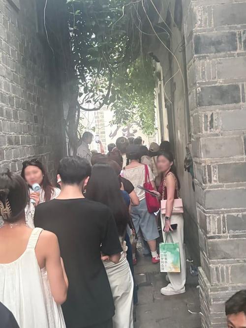 南京老门东支巷无logo面包店排队场景