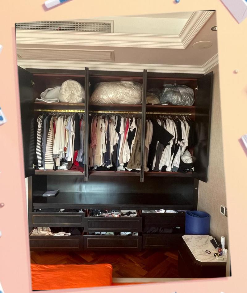 衣柜内堆满衣服除味包被挤压角落
