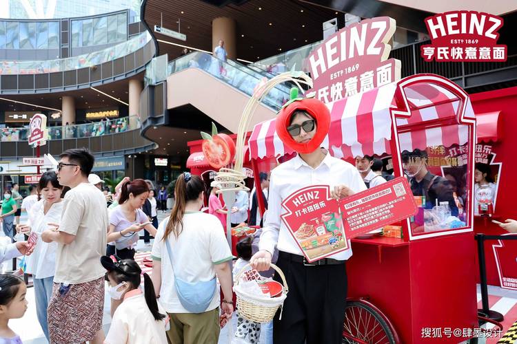 南京新街口商场中庭老糕点品牌联名快闪活动现场