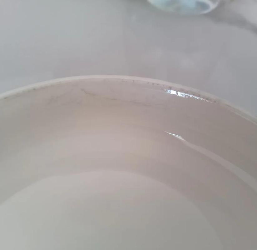 钢丝球刮花的陶瓷餐具表面实拍