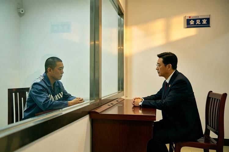 刑事辩护律所会见室律师整理卷宗场景