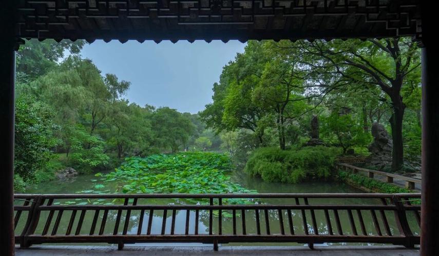 苏州拙政园夏日荷风曲桥景观