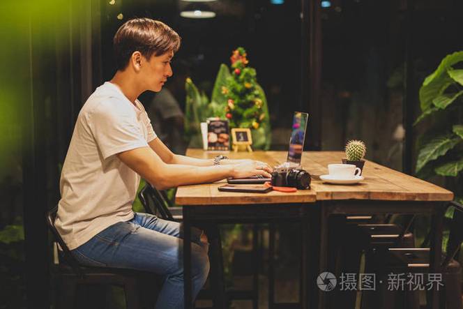 孤独的自由职业者在深夜咖啡馆用笔记本电脑工作