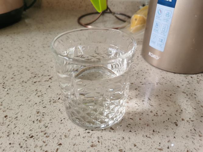 晨起玻璃水杯温水实拍图