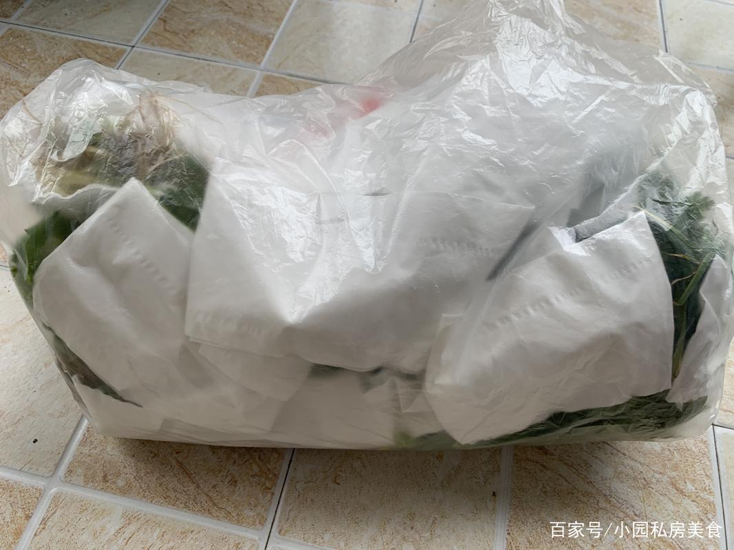 厨房纸巾包裹绿叶菜冰箱保鲜实拍
