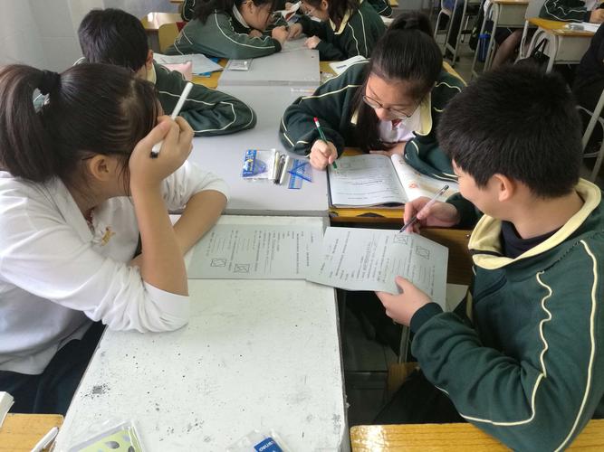 学生分组合作进行游戏化数学挑战活动