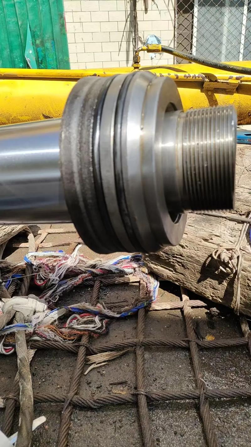 液压缸活塞密封件安装专用工具使用现场