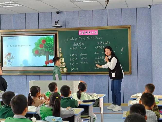 小学课堂上孩子们举着手争论黑板上圆形像什么的真实场景