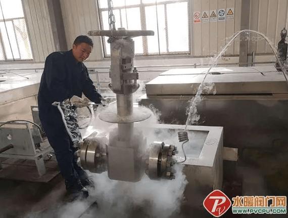 工厂车间球阀成品水压测试现场图