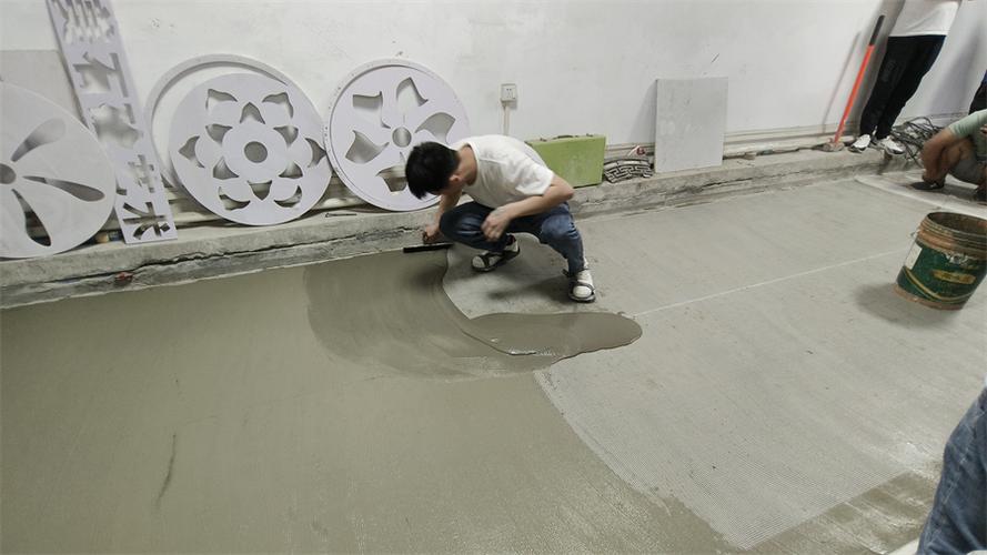 微水泥地面施工现场批刮过程