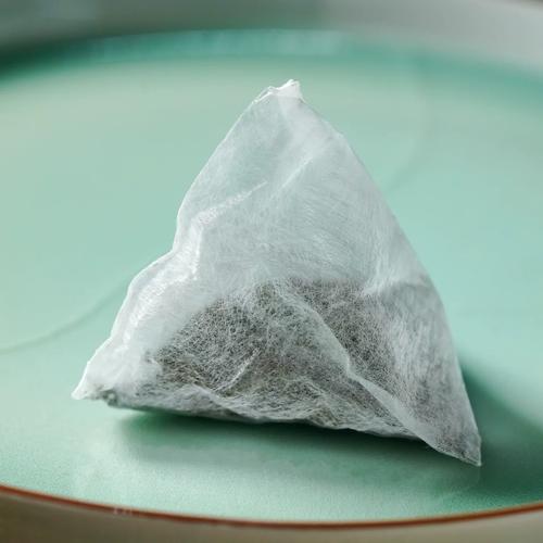 撕开的袋泡茶包茶碎特写
