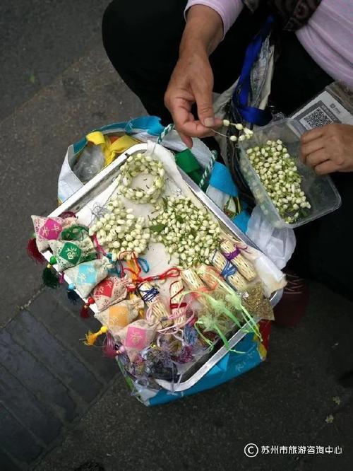 城市街心公园卖茉莉花的竹篮小摊