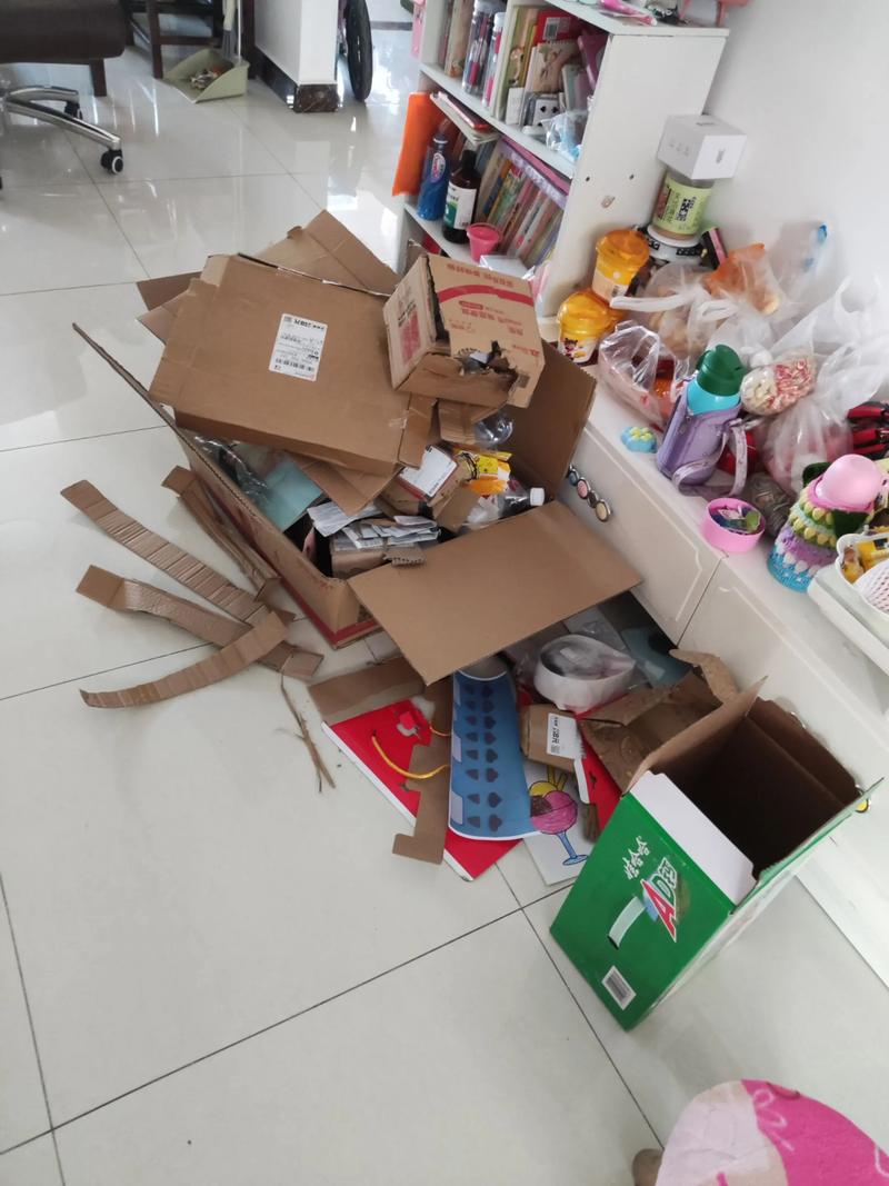 纸箱亲子手工制作现场混乱搞笑图