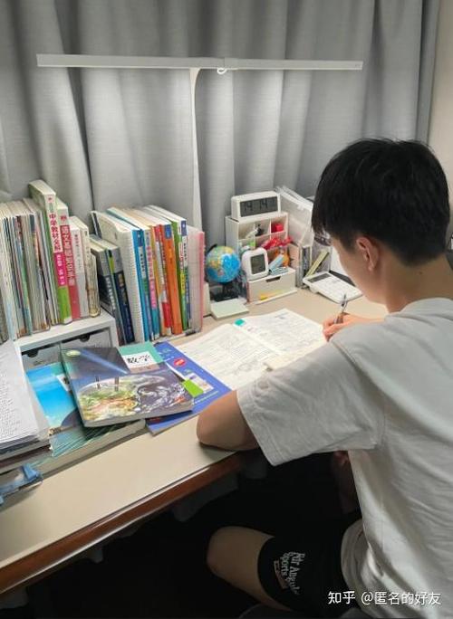 工业区职工宿舍书桌前发呆的中学生