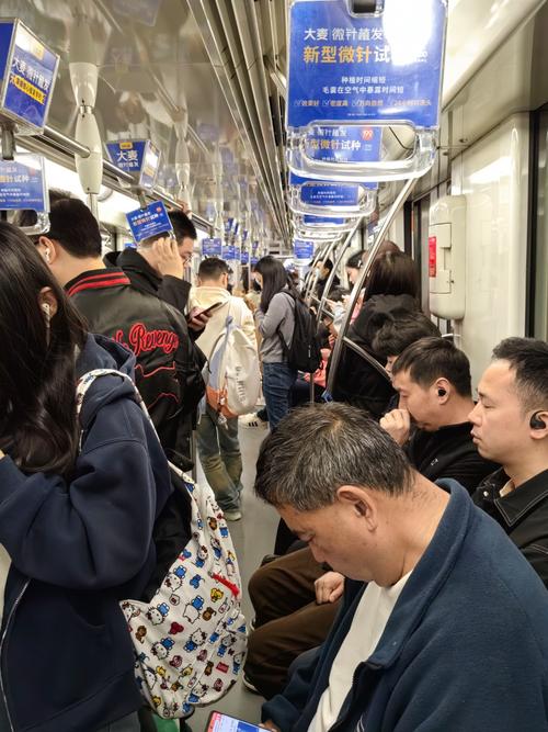 上海地铁内穿脱外套的乘客
