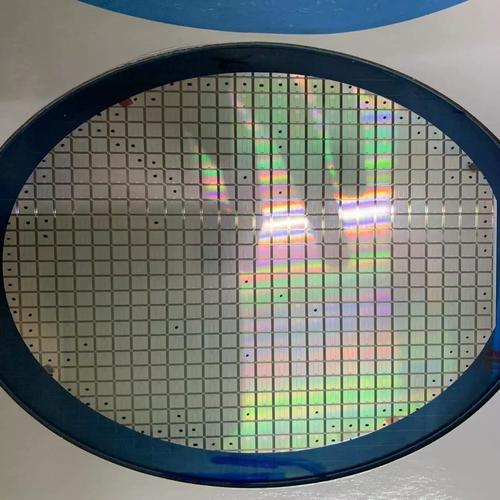 半导体晶圆纳米级光刻线条显微镜特写