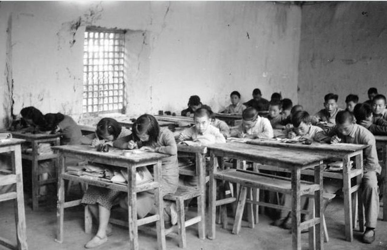 小学课堂儿童围坐讨论二战老照片场景