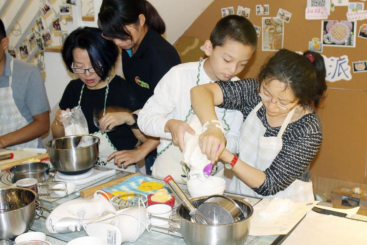 亲子烘焙工作坊家长和孩子一起揉面团满脸面粉
